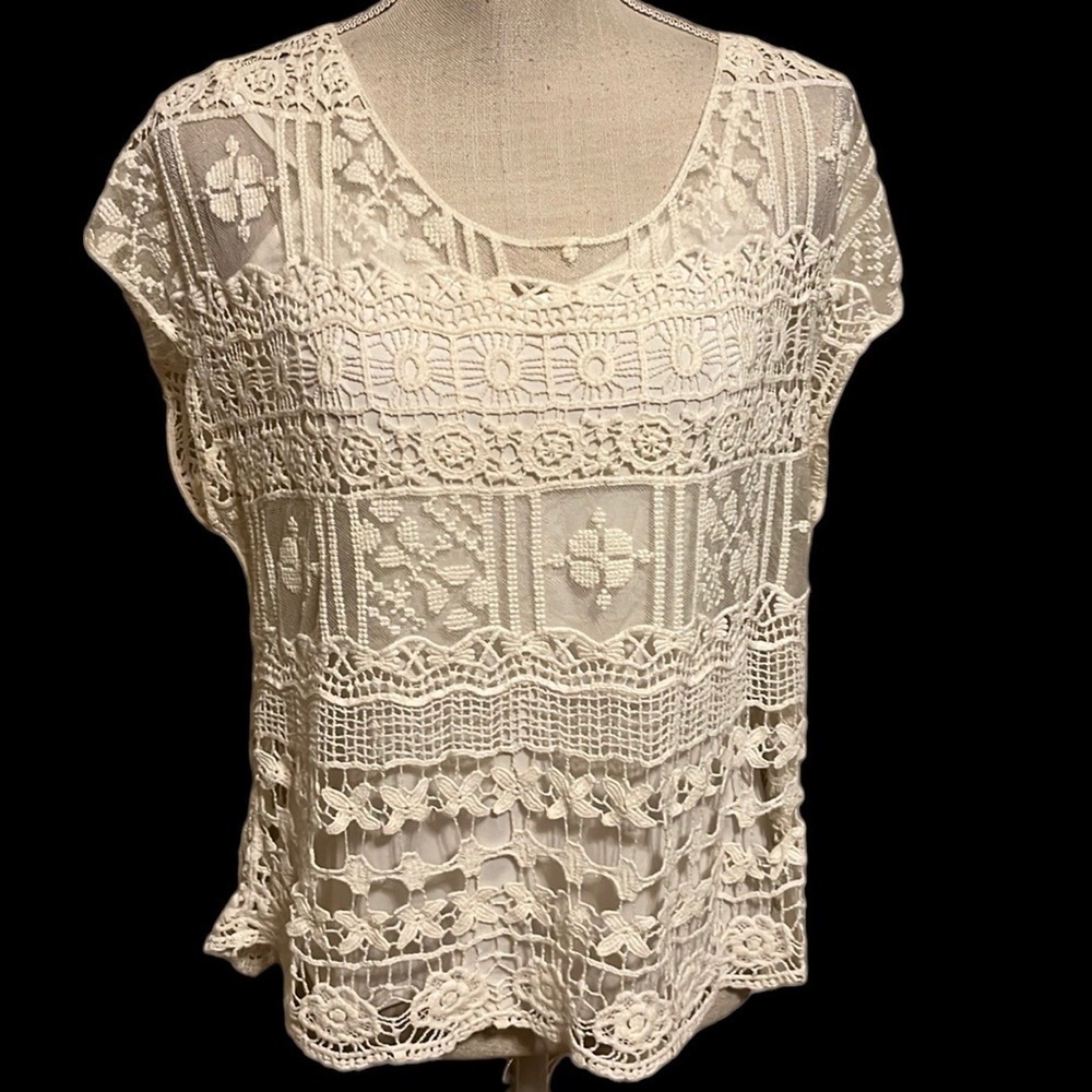 Delicate croquet and lace off white top. Sz S/M